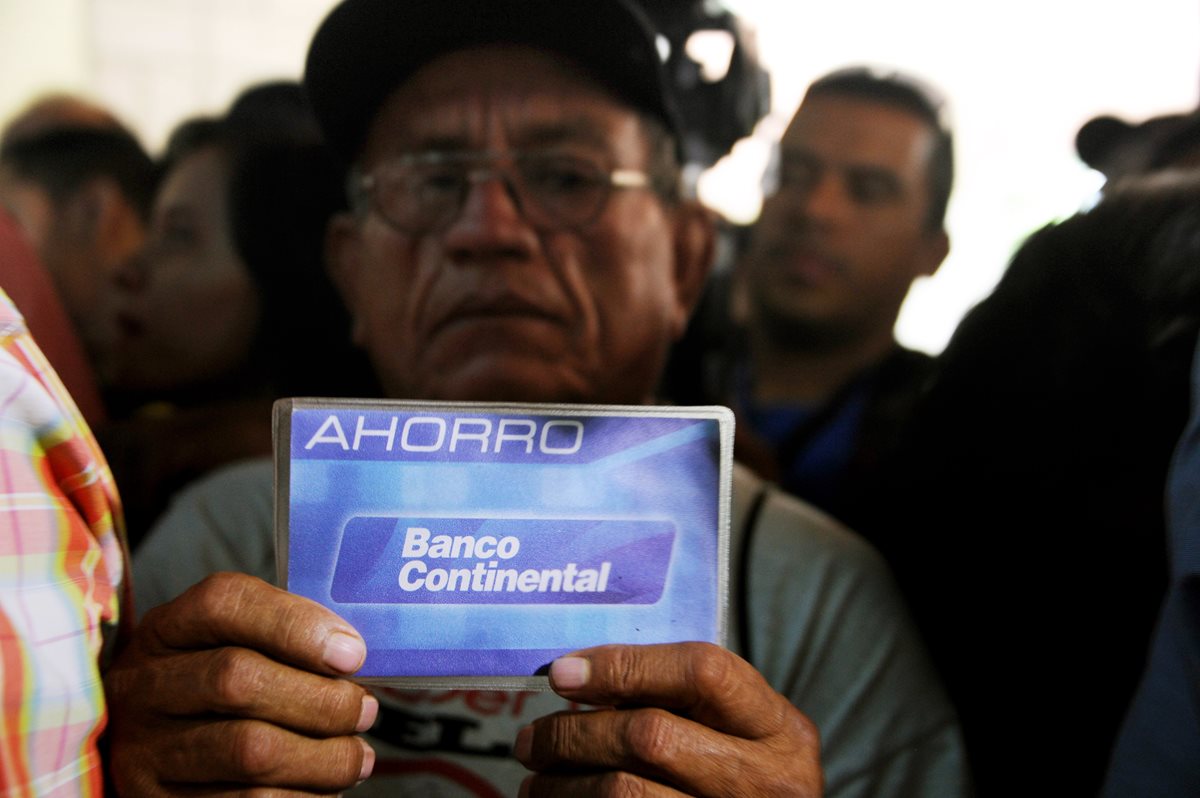 Miles de hondureños están preocupados por el destino de sus ahorros. (Foto Prensa Libre: AFP)