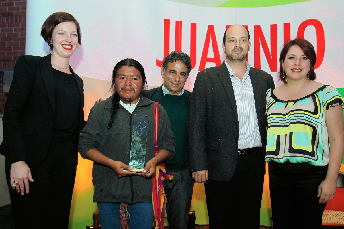 Laura A.L. Wellen, Edgar artista Rolando Calel Apen, primer lugar del concurso Juannio 2015; Omar López-Chahoud, Eduardo Lima, presidente del Comité organizador de Juannio y Silvia Obiols de Tres, directora ejecutiva de Juannio.  Foto: Prensa Libre: Edwin Castro