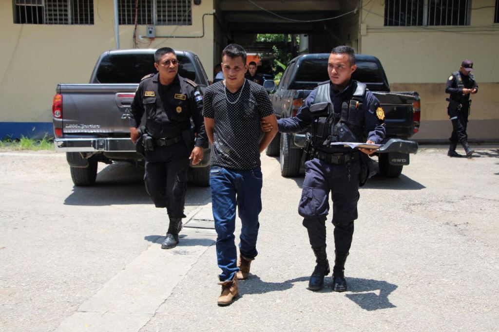 Josué Eulicer Morán es el presunto delincuente capturado en San Benito. (Foto Prensa Libre: Rigoberto Escobar).