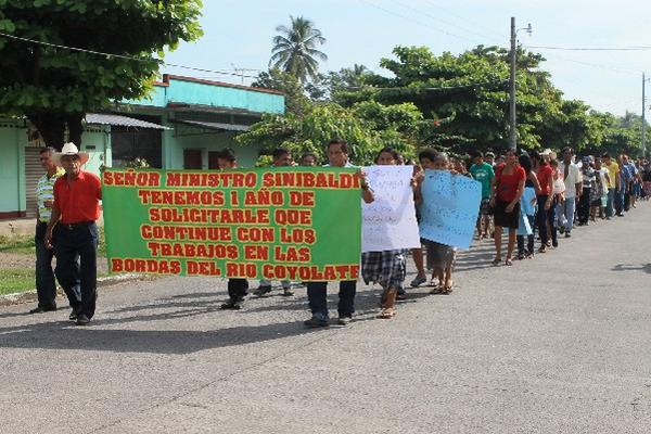 Miembros de Asobordas marchan por las  calles de  Nueva Concepción, Escuintla.