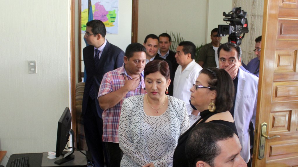 La fiscal general, Thelma Esperanza Aldana, durante su recorrido por las oficinas de la Fiscalía Distrital de Jalapa. (Foto Prensa Libre: Hugo Oliva).