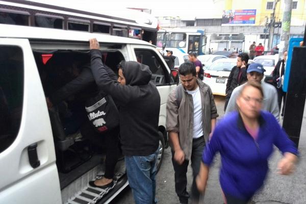 Microbuses prestan el servicio de la ruta 203 por el paro de labores de pilotos. (Foto Prensa Libre: E. Paredes)