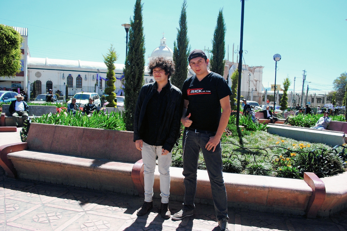 Jóvenes músicos  participan en el Drummer Evolution, en San Pedro Sacatepéquez, San Marcos, a beneficencia de niños de la calle. (Foto Prensa Libre: Aroldo Marroquín)