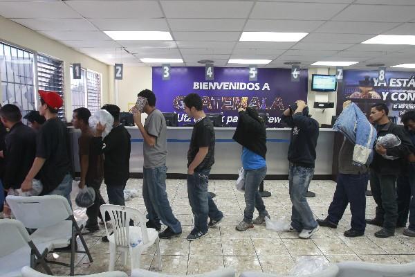 Las leyes antimigratorias en Estados Unidos  han generado un incremento de deportaciones, y solo este año fueron repatriados 30 mil 855 guatemaltecos de ese país y 30 mil 700  desde México.