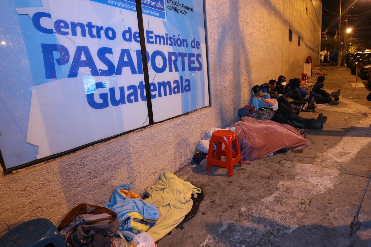 Personas hacen cola en las afueras de Migración la noche de este miércoles. (Foto Prensa Libre: Álvaro Interiano).