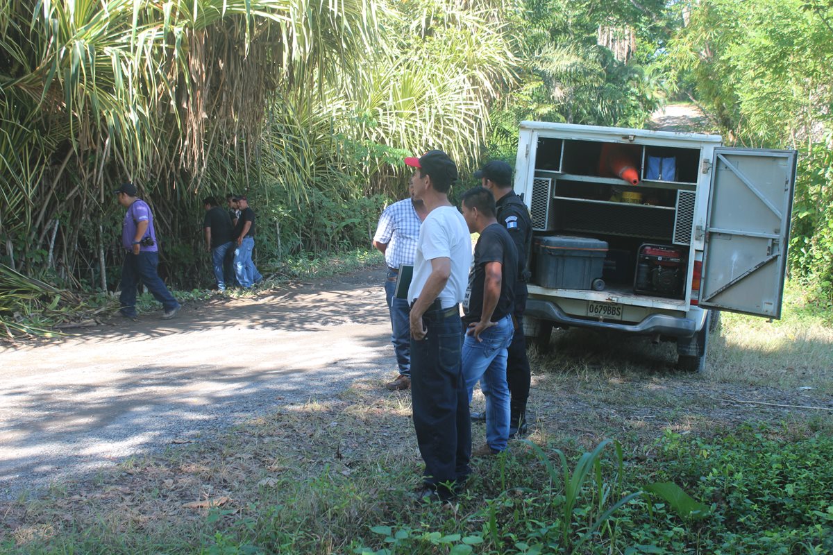 Peritos del Ministerio Público recaban evidencias en el lugar donde localizaron uno de los cadáveres, en Puerto Barrios, Izabal. (Foto Prensa Libre: Edwin Perdomo)