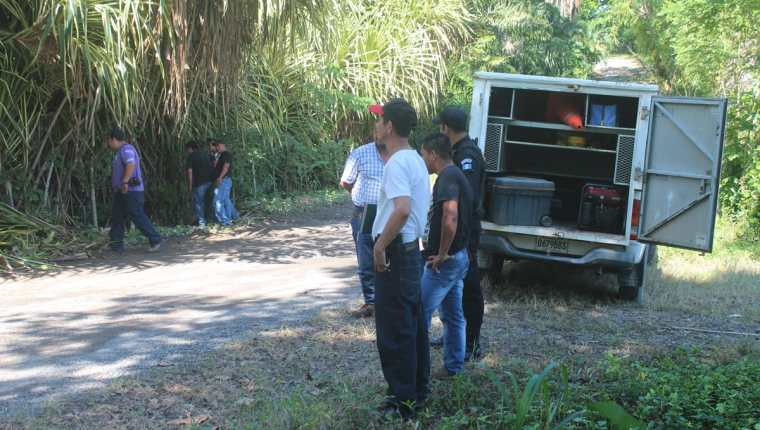 Peritos del Ministerio Público recaban evidencias en el lugar donde localizaron uno de los cadáveres, en Puerto Barrios, Izabal. (Foto Prensa Libre: Edwin Perdomo)