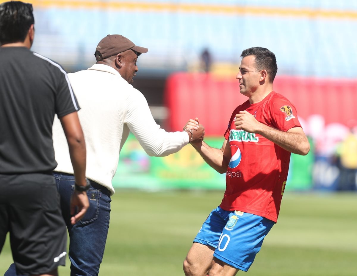 Hernán Medford felicita a Marco Pappa por el golazo de tiro libre que anotó el volante guatemalteco. (Foto Prensa Libre: Carlos Vicente)