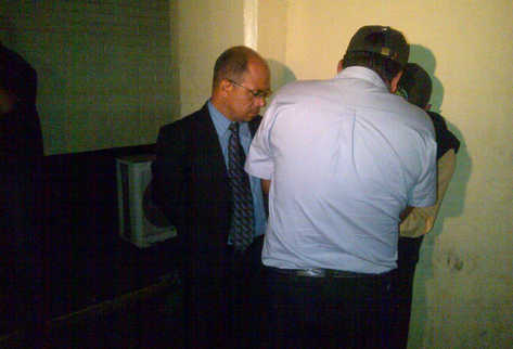 Detenidos están sindicados de peculado, malversación de fondos, entre otros delitos. (Foto Prensa Libre: Estuardo Paredes)