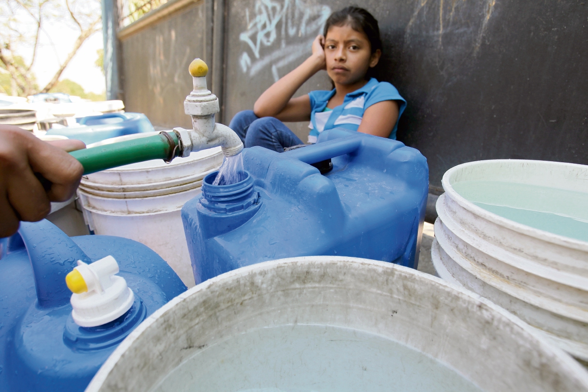 El servicio de agua entubada será restablecido en la tarde y noche de este sábado. (Foto Prensa Libre: Hemeroteca PL)