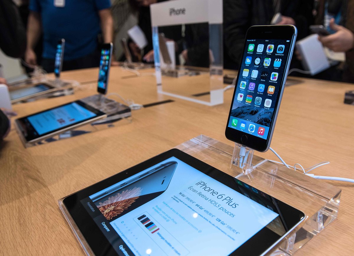 Un iPhone en exhibición en Lille, Francia, en 2014. Apple ha sido demandada por ralentizar los dispositivos (Foto Prensa Libre: AFP).