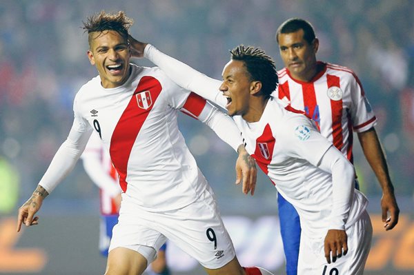 José Paolo Guerrero Gonzales (i) celebra co su compañero, el delantero peruano André Carrillo, el gol marcado ante Paraguay, el segundo del equipo. (Foto Prensa Libre: EFE)