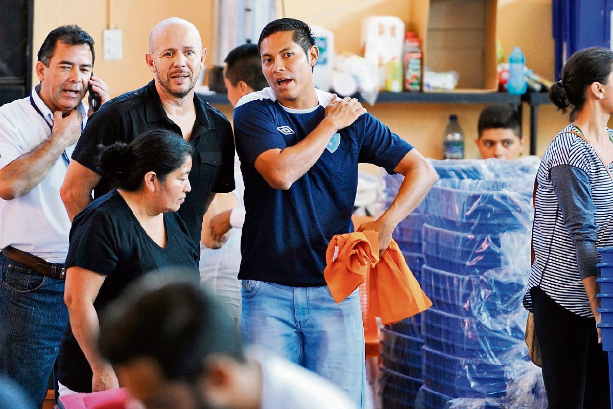 Gerardo Arias —centro— fue parte del grupo de jugadores de la Selección Nacional que visitó el albergue y compartió con damnificados. (Foto Prensa Libre: Francisco Sánchez)