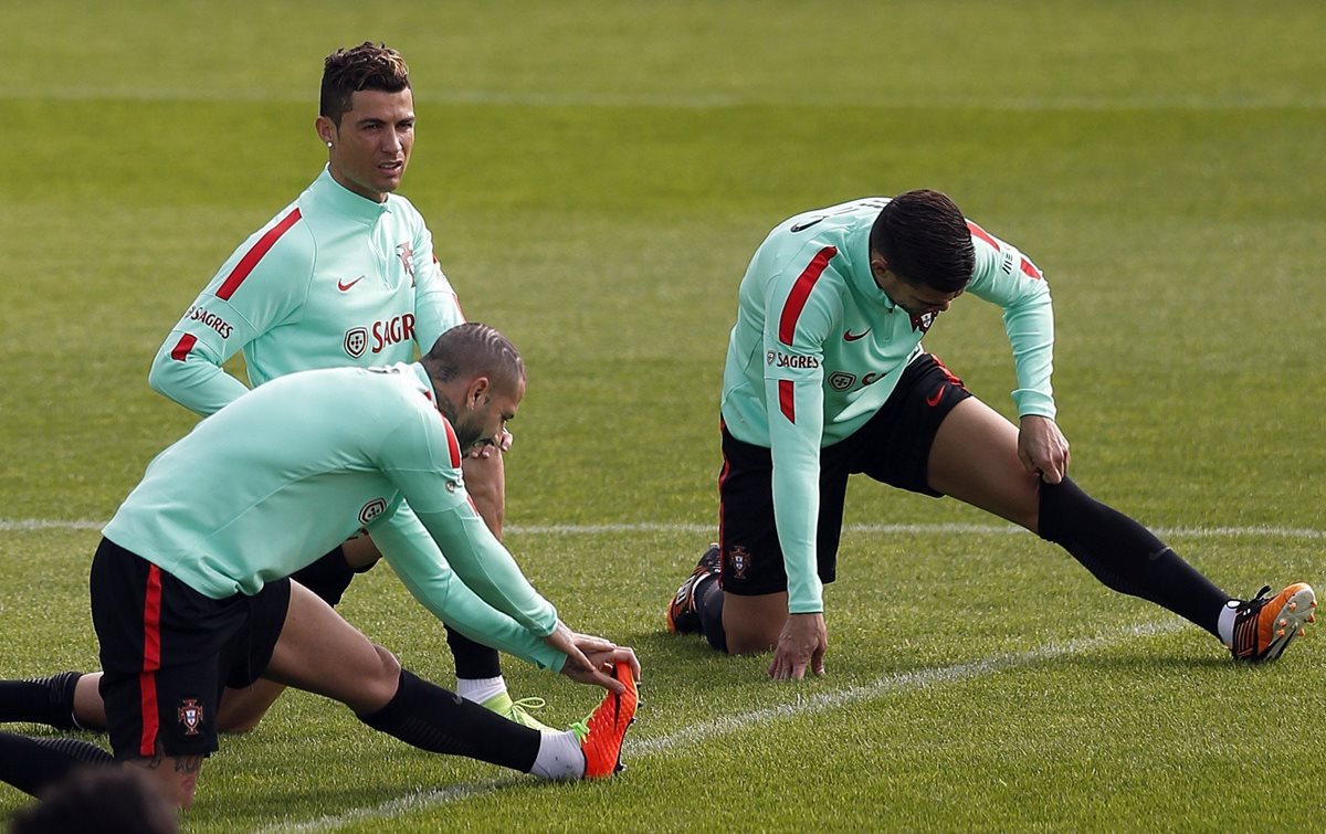 Cristiano Ronaldo durante el entrenamiento de este lunes con la selección de Portugal. (Foto Prensa Libre: EFE)