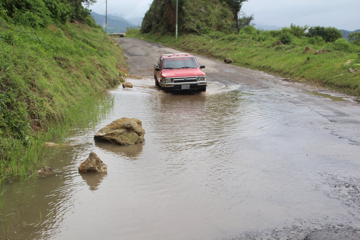 La carretera hacia Concepción, Sololá, otro de los tramos que están en malas condiciones. (Foto Prensa Libre: Ángel Julajuj)