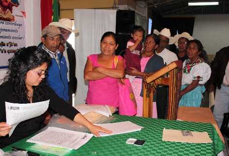Acto de entrega,  en  dirección de Educación de San Marcos.