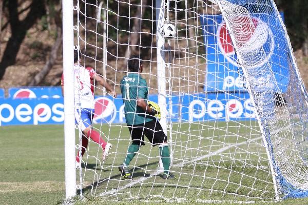Ronald Zavala, portero de Mictlán, observa el balón que entra en el arco, en  el 1-0 anotado por Carlos Kamiani. (Foto Prensa Libre: Jesús Cuque)