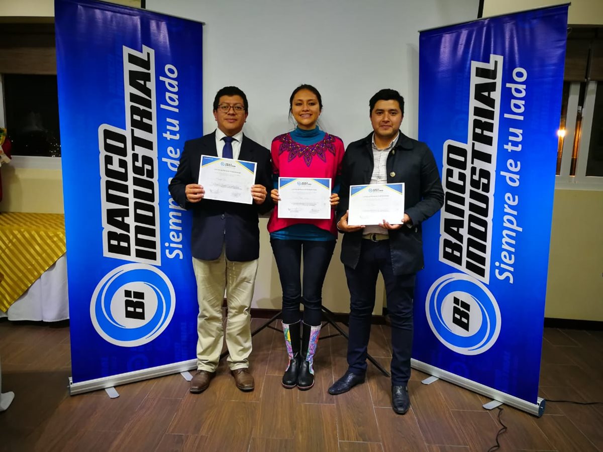 Los periodistas premiados Mynor Toc (izquierda), María José Longo y Raúl Juárez. (Foto Prensa Libre: elQuetzalteco)