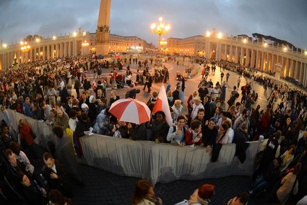 La plaza se llenaba previo a la ceremonia.