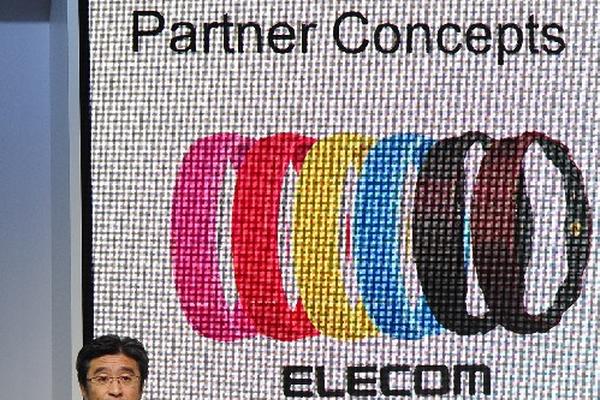 Kunimasa Suzuki presenta las nuevas pulseras inteligentes de Sony. (Foto Prensa Libre: AP)