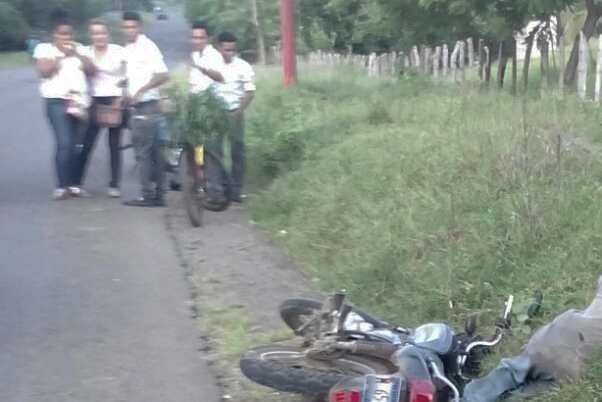 Vecinos de Moyuta observan los cadáveres de dos hombres que murieron baleados. (Foto Prensa Libre: Óscar González)