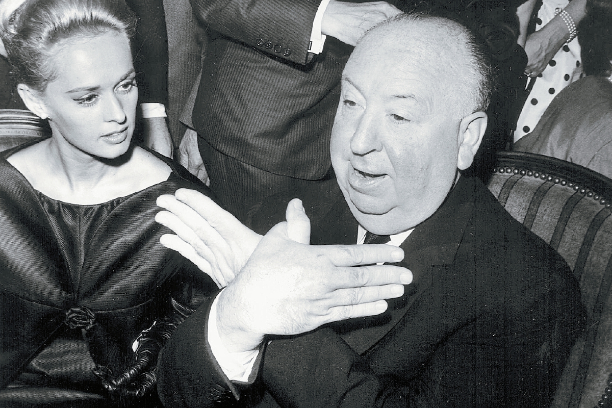 Alfred Hitchcock haciendo una seña en referencia a su película “Los Pájaros”. Foto: EFE