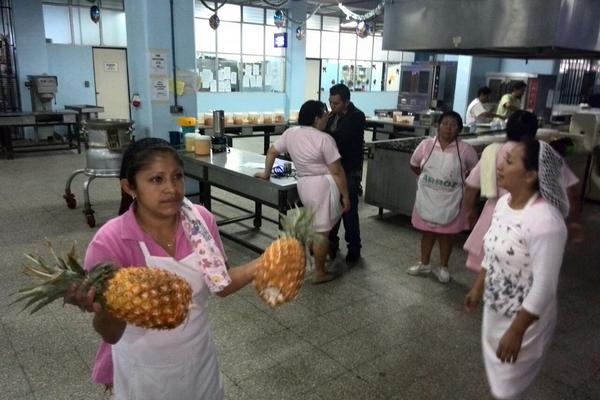Una cocinera del hospital muestra unas piñas, unica fruta que ofrecen en la dieta a los pacientes. (Foto Prensa Libre: E. Paredes) <br _mce_bogus="1"/>