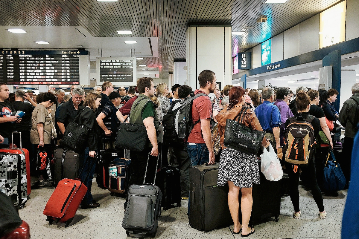 Pasajeros se ven afectados por medidas de seguridad en la estación de tren de Nueva York.( Foto prensa Libre:AFP)