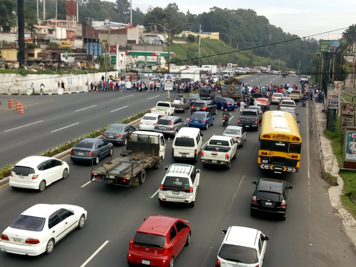 Manifestantes bloquean ambas vías en la ruta al Pacífico. (Foto Prensa Libre: Óscar Rivas)