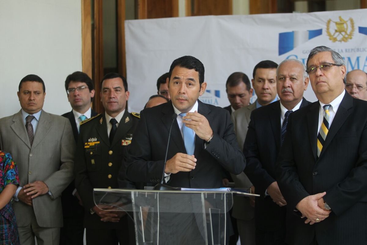 El presidente Jimmy Morales dijo que un equipo de personas analiza la posibilidad de suspender el contrato con TCQ. (Foto Prensa Libre: Érick Ávila)