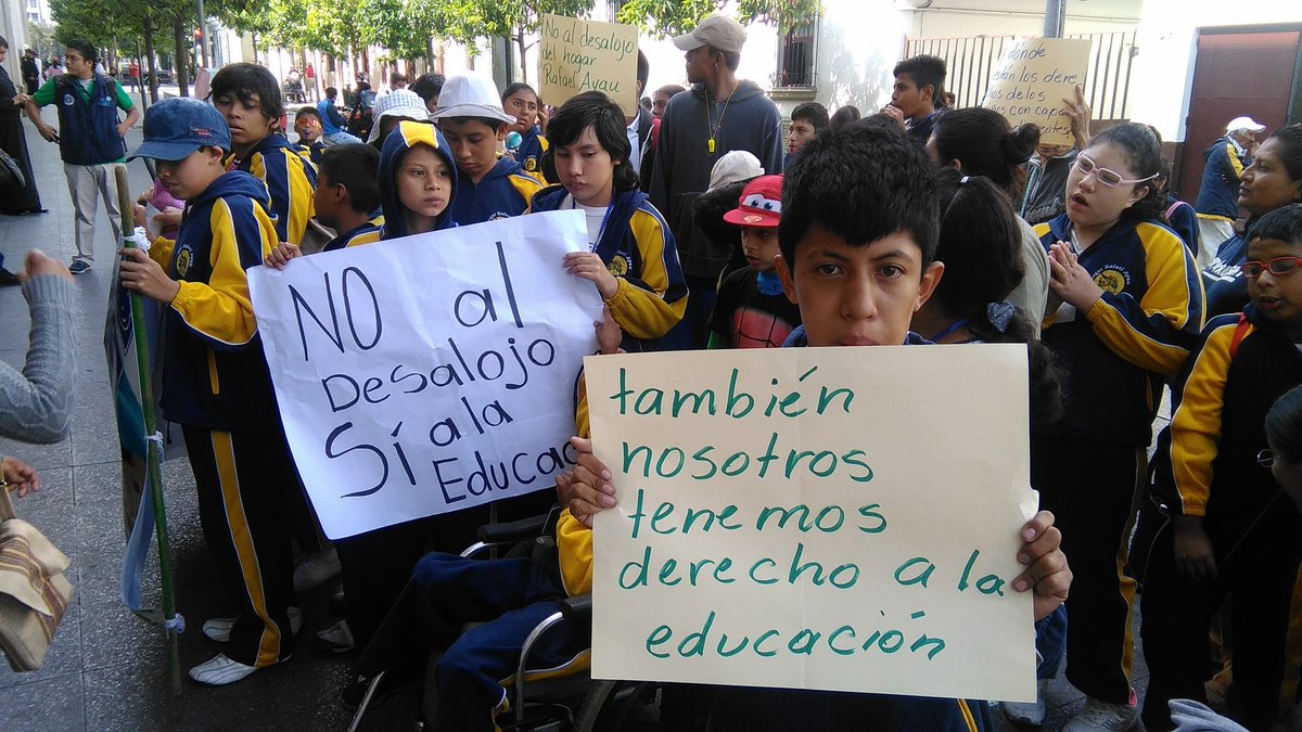 Niños de la Escuela de Educación Especial protestan frente a la Casa Presidencial para exigir ser escuchados por autoridades. (Foto Prensa Libre: Oscar García).