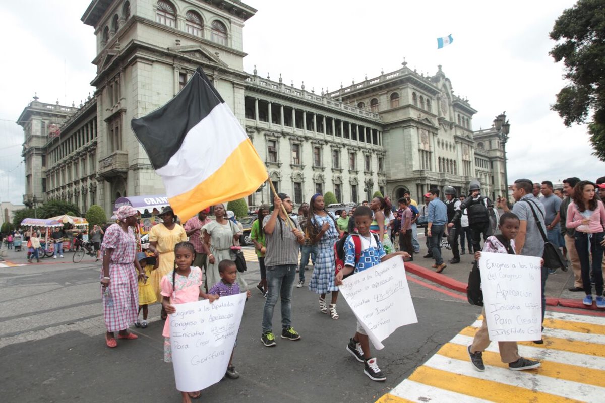 Un grupo garifuna, con música y pancartas, exige el cese de la discriminación y mejores políticas de desarrollo. (Foto Prensa Libre: Erick Avila)