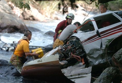 Una avioneta con matrícula TG-CEB, en la que transportaban 176 kilos de cocaína, se accidentó ayer en un río en San José, Costa Rica. Uno de los dos guatemaltecos que resultaron heridos murió este lunes. (Foto Prensa Libre: La Nación/Costa Rica)