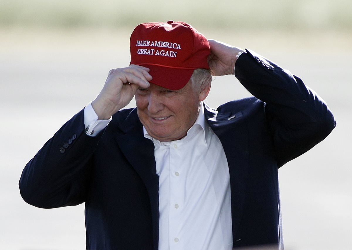 Donald Trump en un acto de campaña en el 2016 con una gorra en la que se lee su eslogan: "Hagamos a América grande de nuevo". (Foto Prensa Libre: AP).