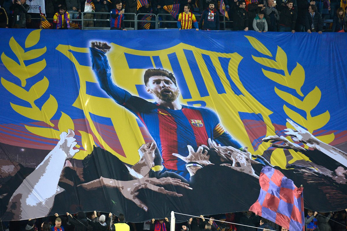 Los aficionados del Barcelona mostraron su admiración a Leo Messi con una impresionante manta. (Foto Prensa Libre: AFP)