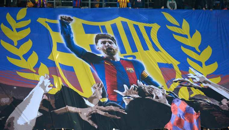 Los aficionados del Barcelona mostraron su admiración a Leo Messi con una impresionante manta. (Foto Prensa Libre: AFP)