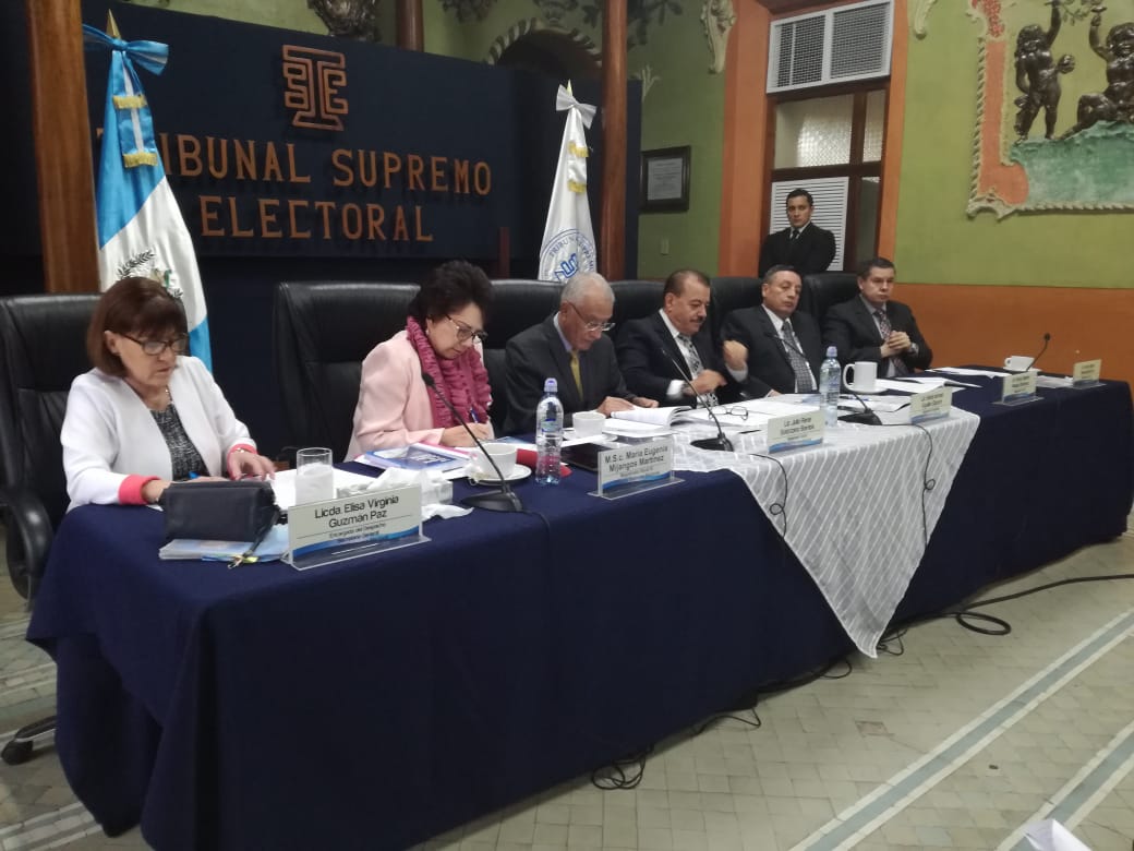 Los magistrados del TSE se reunieron con los representantes de los partidos políticos. (Foto Prensa Libre: Manuel Hernández)