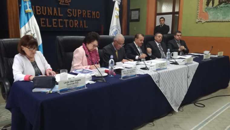 Los magistrados del TSE se reunieron con los representantes de los partidos políticos. (Foto Prensa Libre: Manuel Hernández)