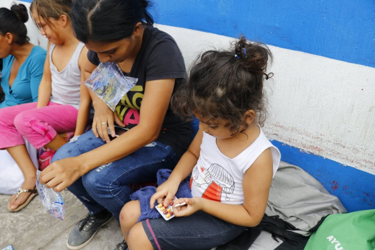 Las condiciones de salud se complican para niños y adultos hondureños que buscan cruzar la frontera con México (Foto Prensa Libre: Rolando Miranda)