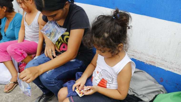 Las condiciones de salud se complican para niños y adultos hondureños que buscan cruzar la frontera con México (Foto Prensa Libre: Rolando Miranda)