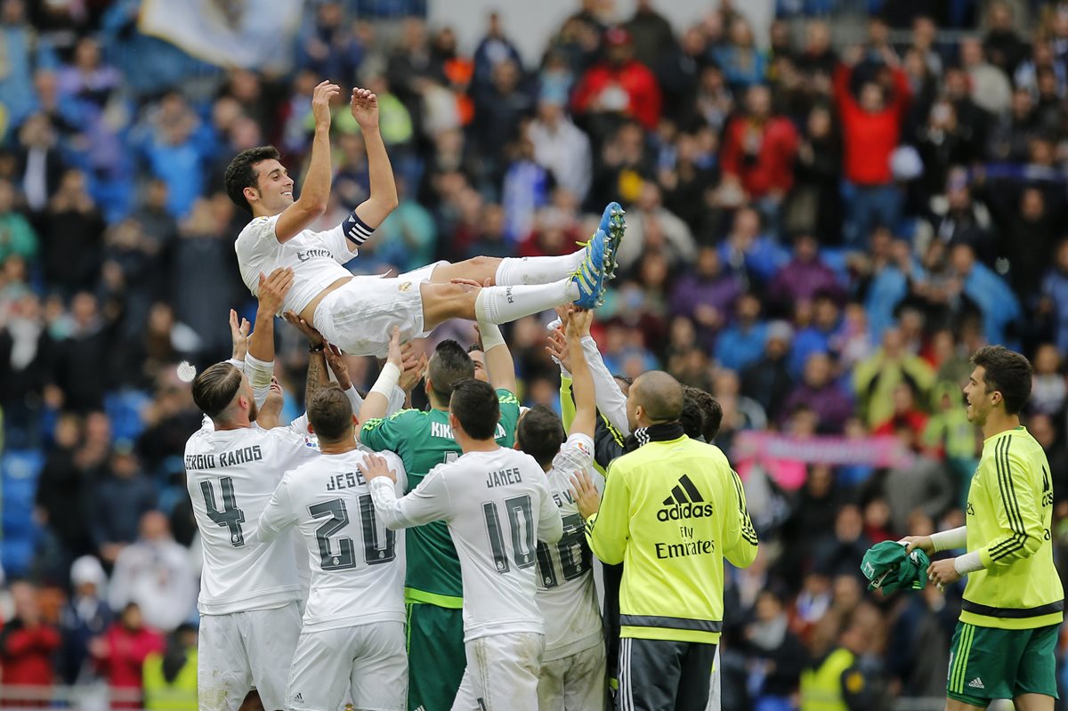 Álvaro Arbeloa fue levantado en hombros por sus compañeros al finalizar el partido en el Santiago Bernabéu. (Foto Prensa Libre: AFP)