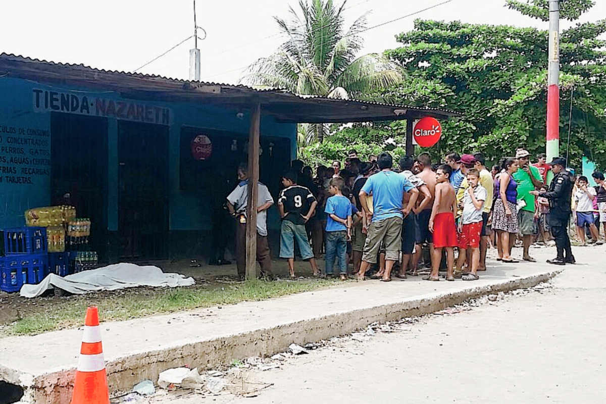 Vecinos de  la aldea Chapernas, Escuintla, observan el lugar donde quedó el cuerpo de Carlos Morales Leiva, quien fue muerto por un guardia que lo confundió con asaltante. (Foto Prensa Libre: Enrique Paredes)