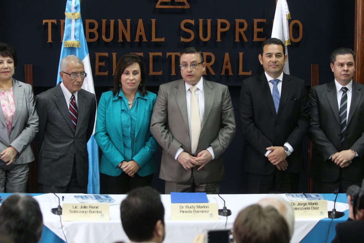 Sandra Torres y Jimmy Morales participan en una actividad del Tribunal Supremo Electoral, donde firmaron un pacto de no agresión. (Foto Prensa Libre: Esbin García)