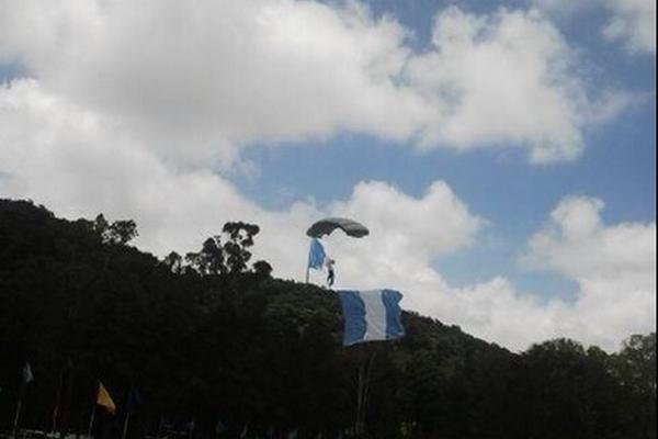 Una mujer realiza una maniobra de paracaidismo en las activades del Día del Ejército. (Foto Prensa Libre: Ejército de Guatemala)<br _mce_bogus="1"/>