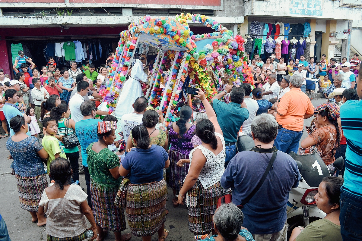 Cientos de fieles católicos de Retalhuleu, participan en el encuentro de las imágenes de San Antonio de Padua y San Sebastián Mártir, durante su recorrido. (Foto Prensa Libre: Jorge Tizol)