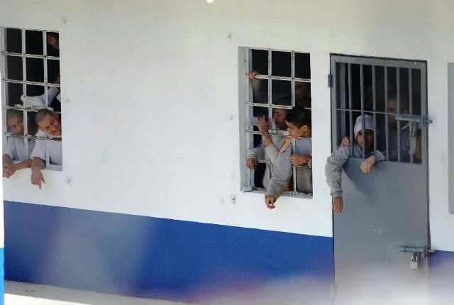 Reclusos del Centro Juvenil Etapa 2, mantienen detenidos a monitores. (Foto Prensa Libre: Érick Ávila)