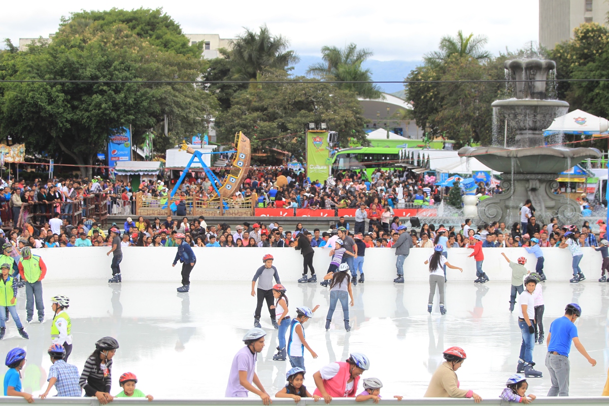 Festival Navideno, guatemaltecos visitan la plaza d ela Constitucion. Fotografia Esbin Garcia