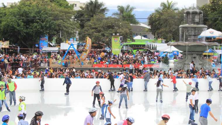 Festival Navideno, guatemaltecos visitan la plaza d ela Constitucion. Fotografia Esbin Garcia