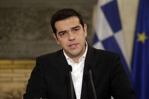 En la gráfica tomada hoy, se observa alnuevo primer ministro griego, Alexis Tsipras, quien hoy empieza una nueva negociación de la deuda. (Foto Prensa Libre: EFE)