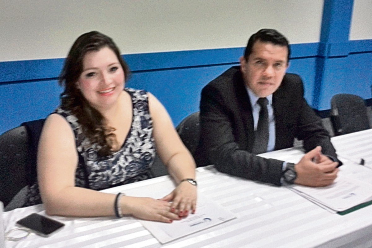 Lucía Soto y Mario Yarzebski, de Cutrigua, fijaron ayer su postura por la desintervención de puertos. (Foto Prensa Libre: Urías Gamarro)